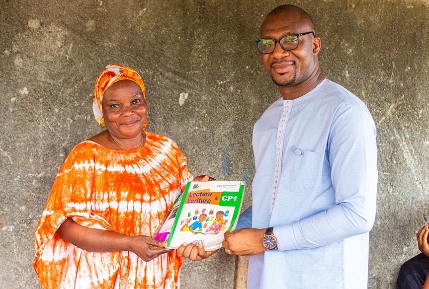croireci's tweet photo. 11.05.22.Quartier libre à #Abobo pour nos apprenantes du projet #AlphabetFemmes. Échanges et bilan de leur programme d’apprentissage. Mais aussi l’occasion pour notre équipe de leur remettre des livres de lecture. Le cercle s’est agrandi. Leurs efforts sont remarquables. https://t.co/4vr2tcjWiu