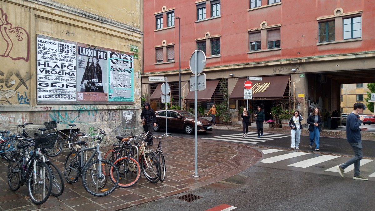 GledalisceGlej's tweet photo. #Glej, SOUTHWIND tudi na ljubljanskih ulicah! Hvala @TamTamSLO. In seveda @mina_fina in @ivian_kan / Grupa Ee za izvrstno oblikovanje. Nocojšnja ponovitev je razprodana. Nekaj vstopnic je na voljo za jutri (rezervacije@glej.si), nato pa #SOUTHWIND odpluje na @SpringUtrecht! https://t.co/8qkIG4xePh
