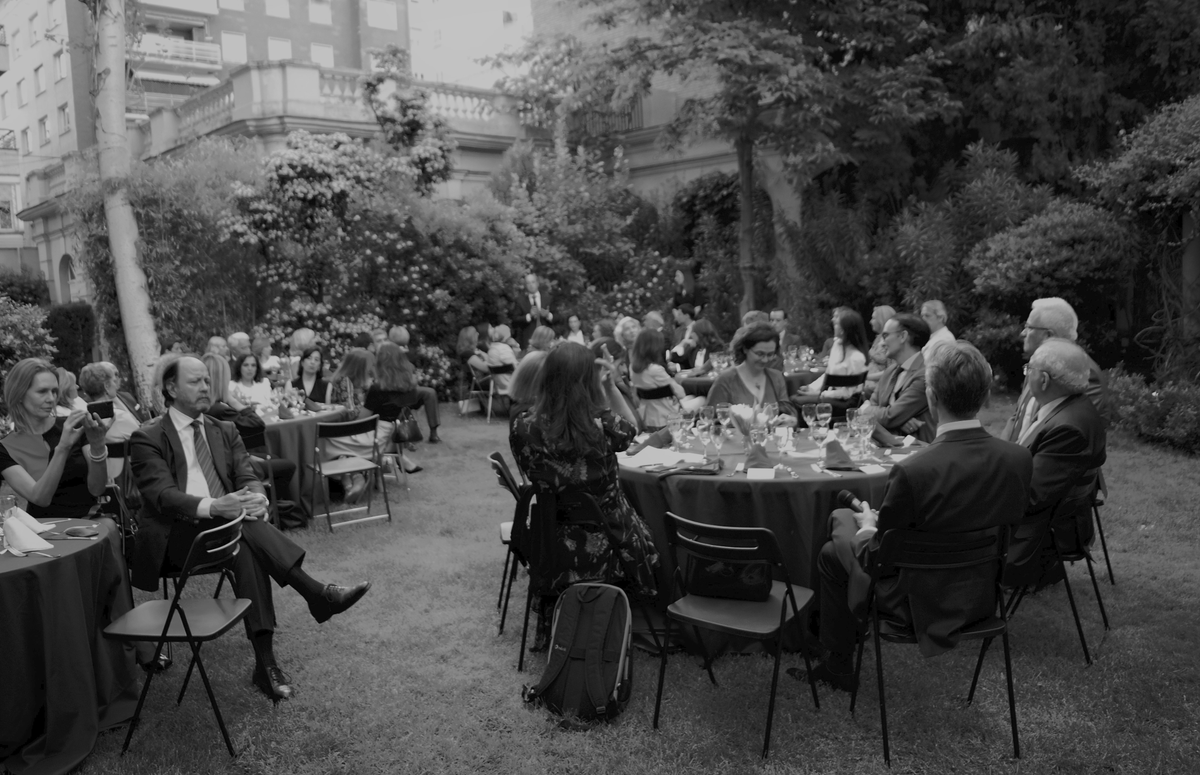 BelgiuminSpain's tweet photo. Cena coloquio de la Asociación de Ex-Estudiantes en 🇧🇪 y Amigos de 🇧🇪 #ASEABEL con Eduardo Serra 🇪🇸,  anoche en la residencia del embajador Cockx 🇧🇪.

El ex ministro de Defensa y presidente de @FTransformaEsp compartió su visión geoestratégica y análisis de la situación 🌏actual. https://t.co/2Ro1i24LZC