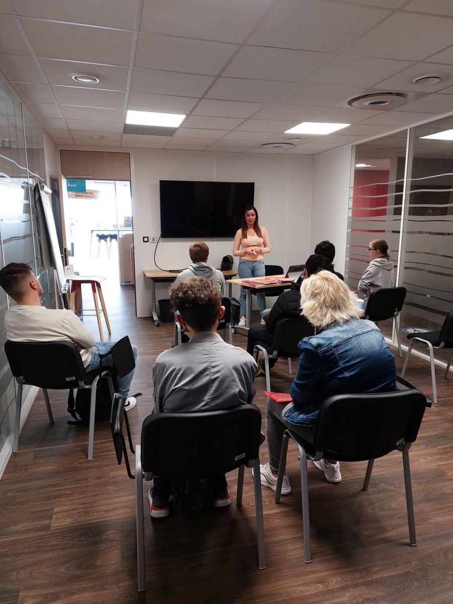 #TousMobilisés #AvecPoleEmploi
Aujourd'hui  a eu lieu le recrutement d'employé commercial polyvalent en alternance pour Action Lomme. 
👉7 candidats présents
👉4 candidats retenus pour un 2ème entretien 
👏 aux équipes engagées
<a href="/DoleRudy/">Rudy Dole</a>
<a href="/SylvieMaeseele/">Sylvie Maeseele</a>
<a href="/CornetteElisab1/">Cornette Elisabeth</a>