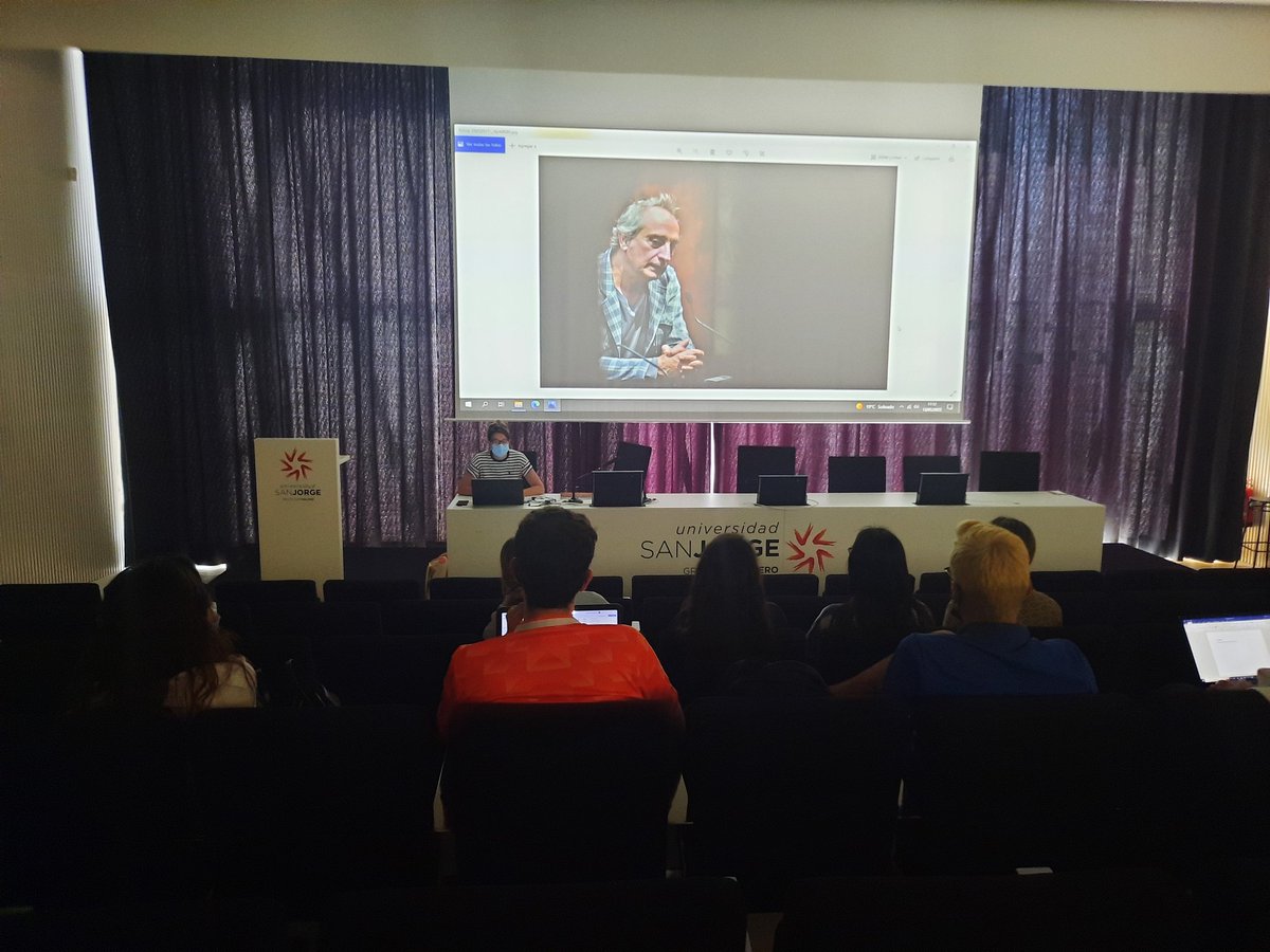 💬📸 Un grupo de alumnos de la asignatura 'Cultura visual' están hoy con la #AlumniUSJ @Laura_Uranga hablando sobre el minimalismo en la imagen. La fotógrafa les está explicando aspectos sobre fotografía y fotoperiodismo, mostrando sus fotos y contando su experiencia.