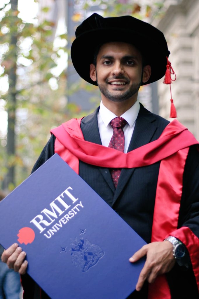 بحمدلله وتوفيقه، يسرني أن أشارككم نبأ الحصول على درجة الدكتوراة في الإعلام وصناعة الأخبار من جامعة RMIT الأسترالية
