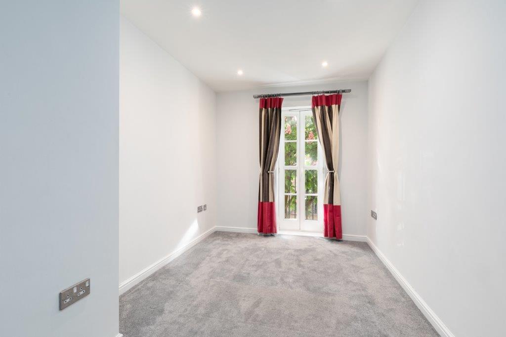 Give it Away  invests in another flat which goes out for rental to earn money for #charity in the heart of Hampton Court. 2 beds, 1 bathroom, open plan living, own patio, car park space , 2 mins to Hampton Ct bridge &amp; the river. Looks lovely! #rental #property <a href="/JamesNeaveEA/">James Neave</a>