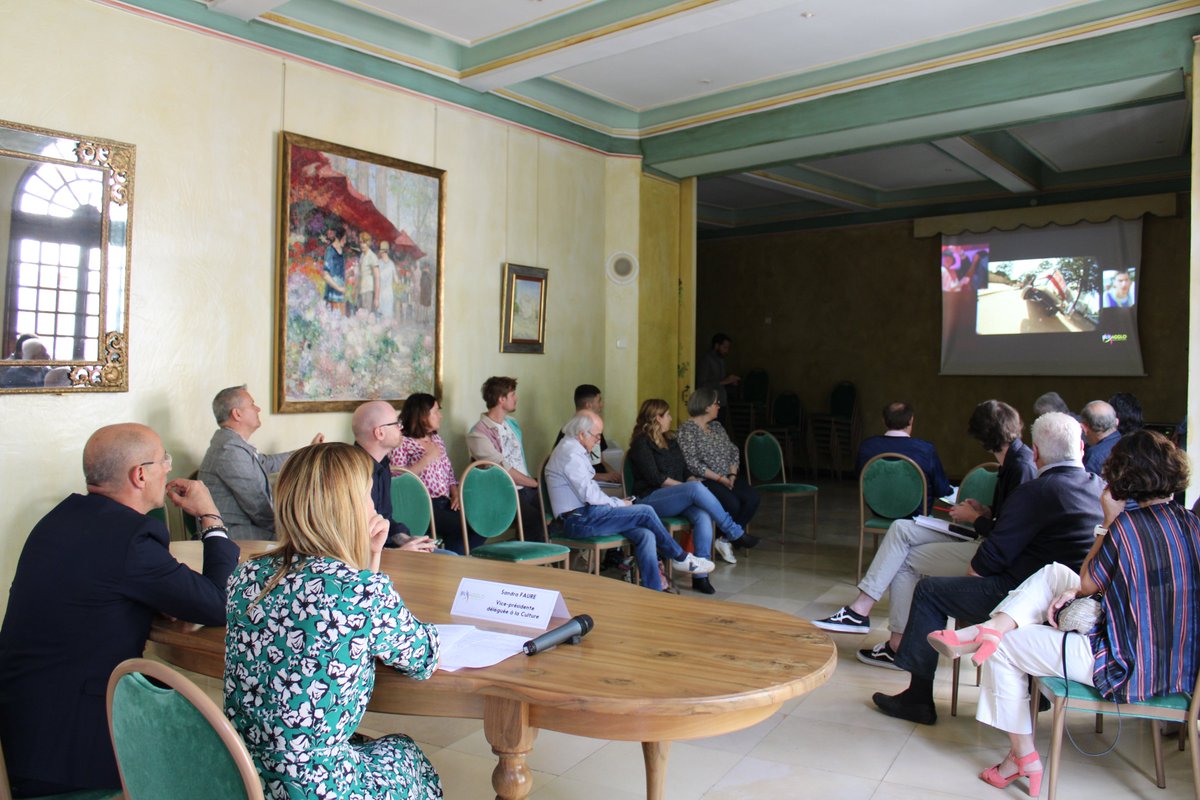DLVAgglo's tweet photo. #MAM2022 |��

@JCPetrigny et @FaureSandra4, VP déléguée à la Culture ont présenté à la presse la programmation de Musiks à Manosque 2022 qui aura lieu du 23 au 25 juillet au Parc de Drouille.

Vous voulez retrouver la programmation ? Déroulez ce tweet 👇 https://t.co/wCPeG8koWf