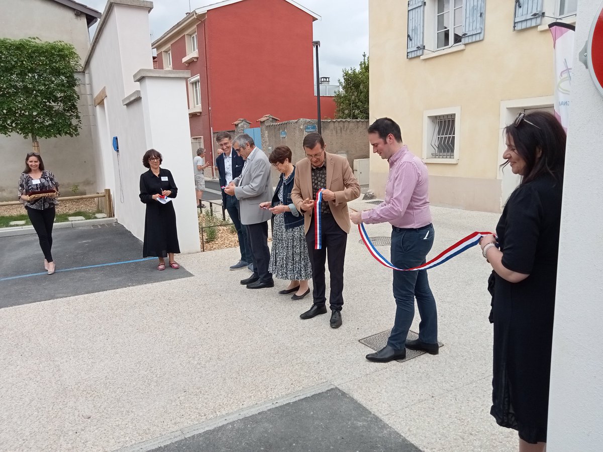 SIGERLy_'s tweet photo. [TRAVAUX] Ce matin, le SIGERLy a participé à l'inauguration ✂des travaux réalisés dans la rue Giraudière à #Brignais. 
👉Le Syndicat a assuré l'effacement des réseaux, en coordination avec le #SYSEG (assainissement) et la #CCVG (réaménagement de la voirie). https://t.co/TEoWQ4WJWJ