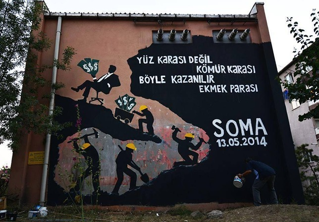 #SomaKatliamı Ankara 100.yıl Mahallesi halkının boyadığı Soma Duvarı ile kent belleğinde ve mahalle sakinlerinin öfkesinde yaşıyor.