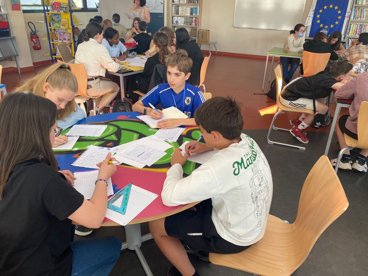 with_active's tweet image. After a relaxing day in Paris, today it&apos;s been had work at the radio workshop. The show is almost ready for this evening! @sepiegob @erasmus_project