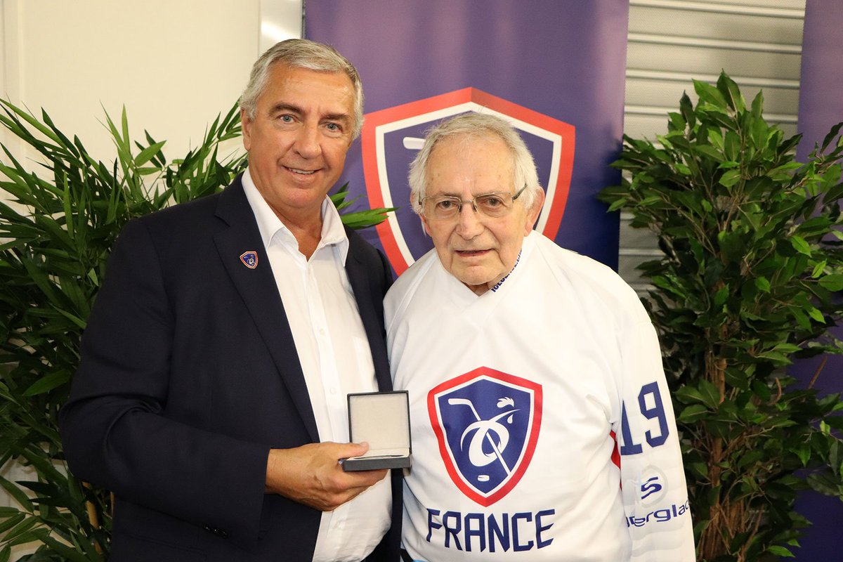 FranceOlympique's tweet photo. Président de l'@_afsvfp, actuel #CFFP, de 1994 à 2004 et figure historique de l’arbitrage du hockey-sur-glace 🇫🇷, André Catelin s'est éteint (photo avec Luc Tardif). Le #CNOSF rend hommage à sa contribution pour le développement du sport et adresse ses condoléances à ses proches. https://t.co/w4ohWHAv32