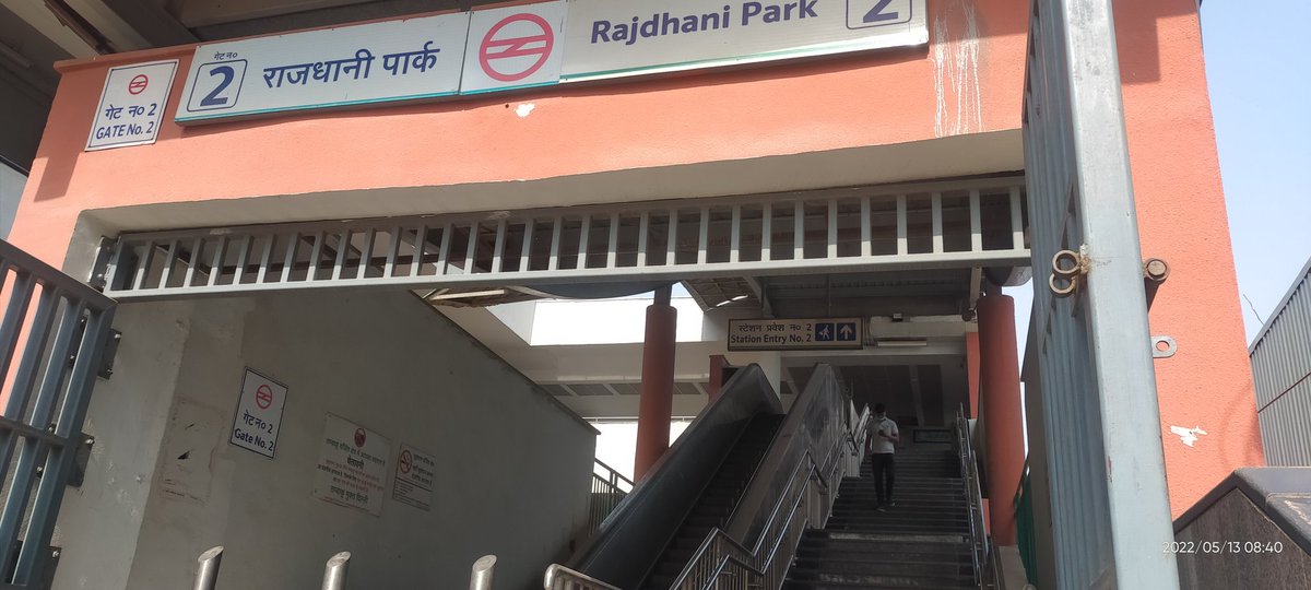akashary1999's tweet photo. @OfficialDMRC मैने जितने भी स्टेशन देखे हैं हमेशा साफ सुथरे रहते हैं लेकिन इस स्टेशन पर ��ैने जब भी देखा ऐसा ही देखा.
पता नही ऐसा क्यों हैं...??
देखकर लगता हैं यहां महीनों महीनों सफाई नहीं होती हैं https://t.co/oWOc1dOavr