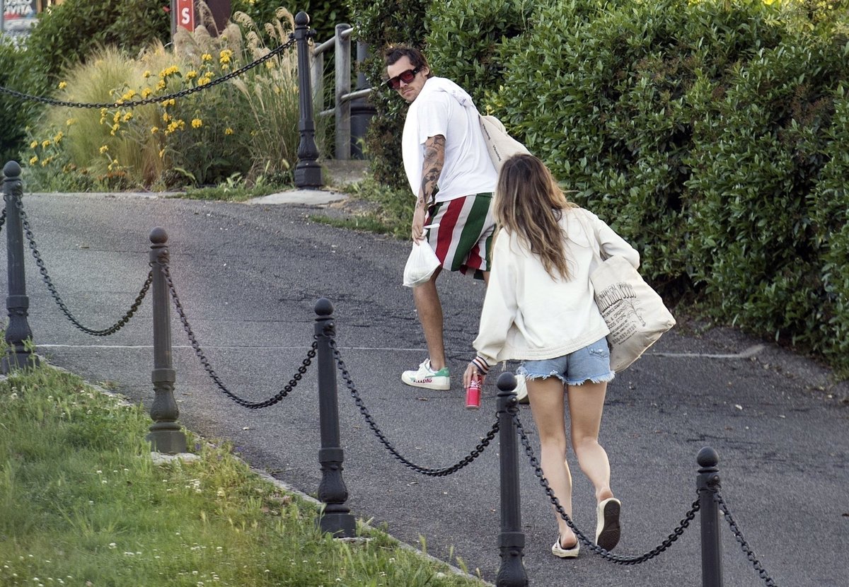 Holiviaa1's tweet photo. More of Harry Styles &amp; Olivia Wilde out in Italy - May 10😭😭 https://t.co/ANnT6hFmlM