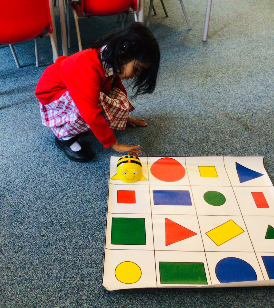 PipersPrePrep's tweet image. #PipersReception have used their navigation and programming skills to help the Bee-Bot find his way to the correct shapes! #PipersPrePrep