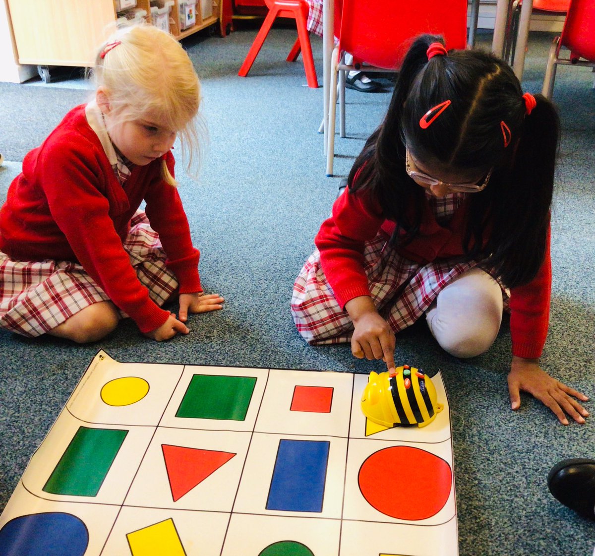 PipersPrePrep's tweet image. #PipersReception have used their navigation and programming skills to help the Bee-Bot find his way to the correct shapes! #PipersPrePrep