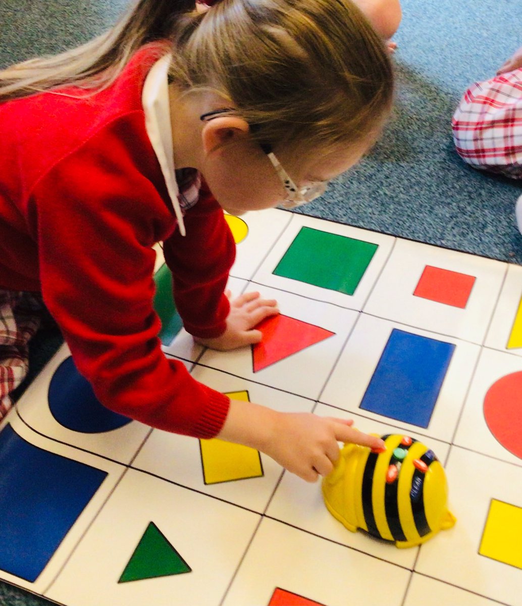 PipersPrePrep's tweet image. #PipersReception have used their navigation and programming skills to help the Bee-Bot find his way to the correct shapes! #PipersPrePrep