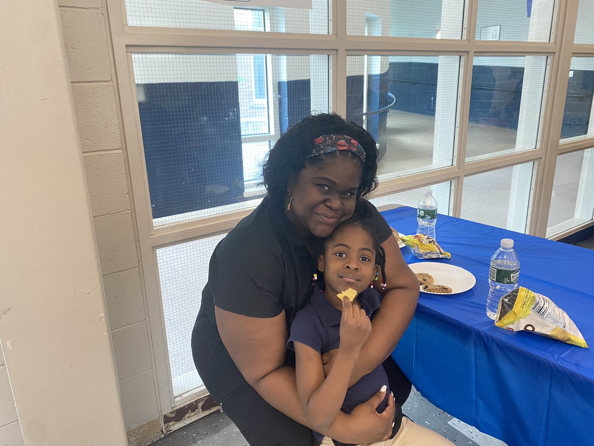 sandhartford's tweet photo. Level Up by being Present! #parentstudentlunchin #buildingcommunity #SOARing #smilesallaround #buildingpride @PrincpalHeredia @attendanceworks @TheVillage_CT https://t.co/Xq4rnL7KK4