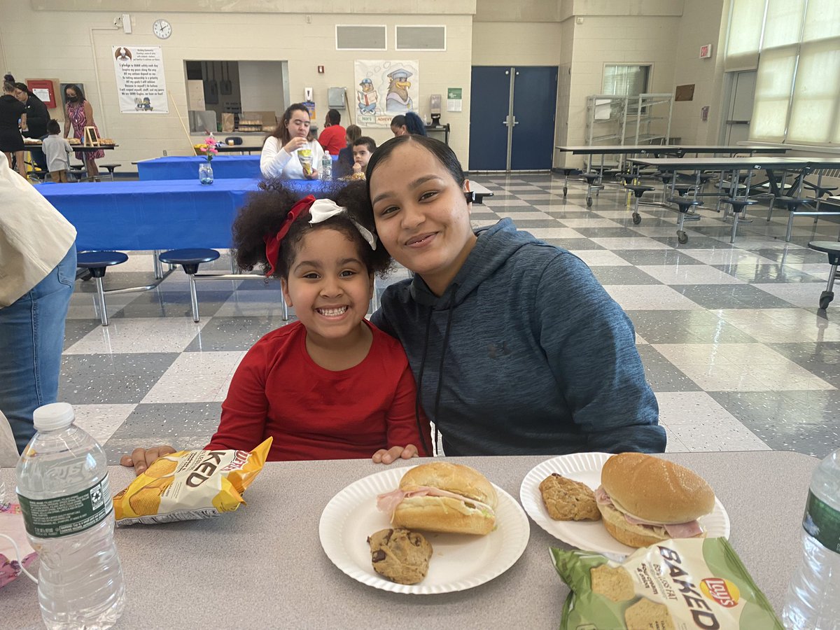 sandhartford's tweet photo. Level Up by being Present! #parentstudentlunchin #buildingcommunity #SOARing #smilesallaround #buildingpride @PrincpalHeredia @attendanceworks @TheVillage_CT https://t.co/Xq4rnL7KK4