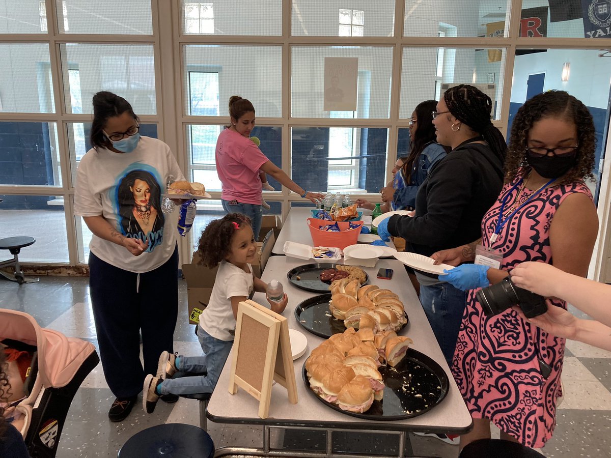 sandhartford's tweet photo. Level Up by being Present! #parentstudentlunchin #buildingcommunity #SOARing #smilesallaround #buildingpride @PrincpalHeredia @attendanceworks @TheVillage_CT https://t.co/Xq4rnL7KK4