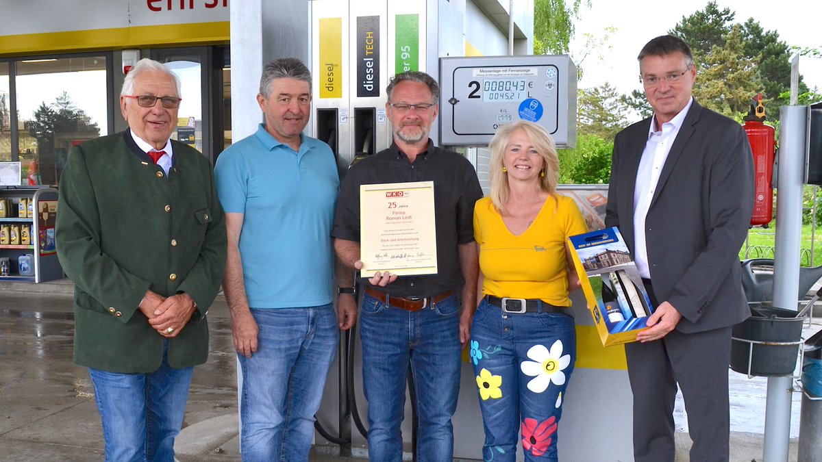 NachbarServus's tweet photo. Weigelsdorf: Vierteljahrhundert / Tankstelle Roman Ledl feierte Jubiläum. Stadtgemeinde und @WKOe gratulierten.
#ebreichsdorf #weigelsdorf #tankstelle #kocevar #jubiläum #diesel #benzin #25jahre #eni #ledl #wko #wknoe
https://t.co/ScIUaau7Wa https://t.co/er23SVpx2S