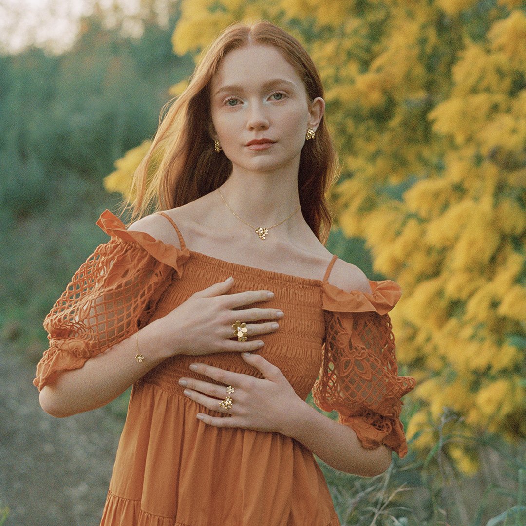 ミモザの花咲く草原を散策しながら、イエローゴールドとダイヤモンドが