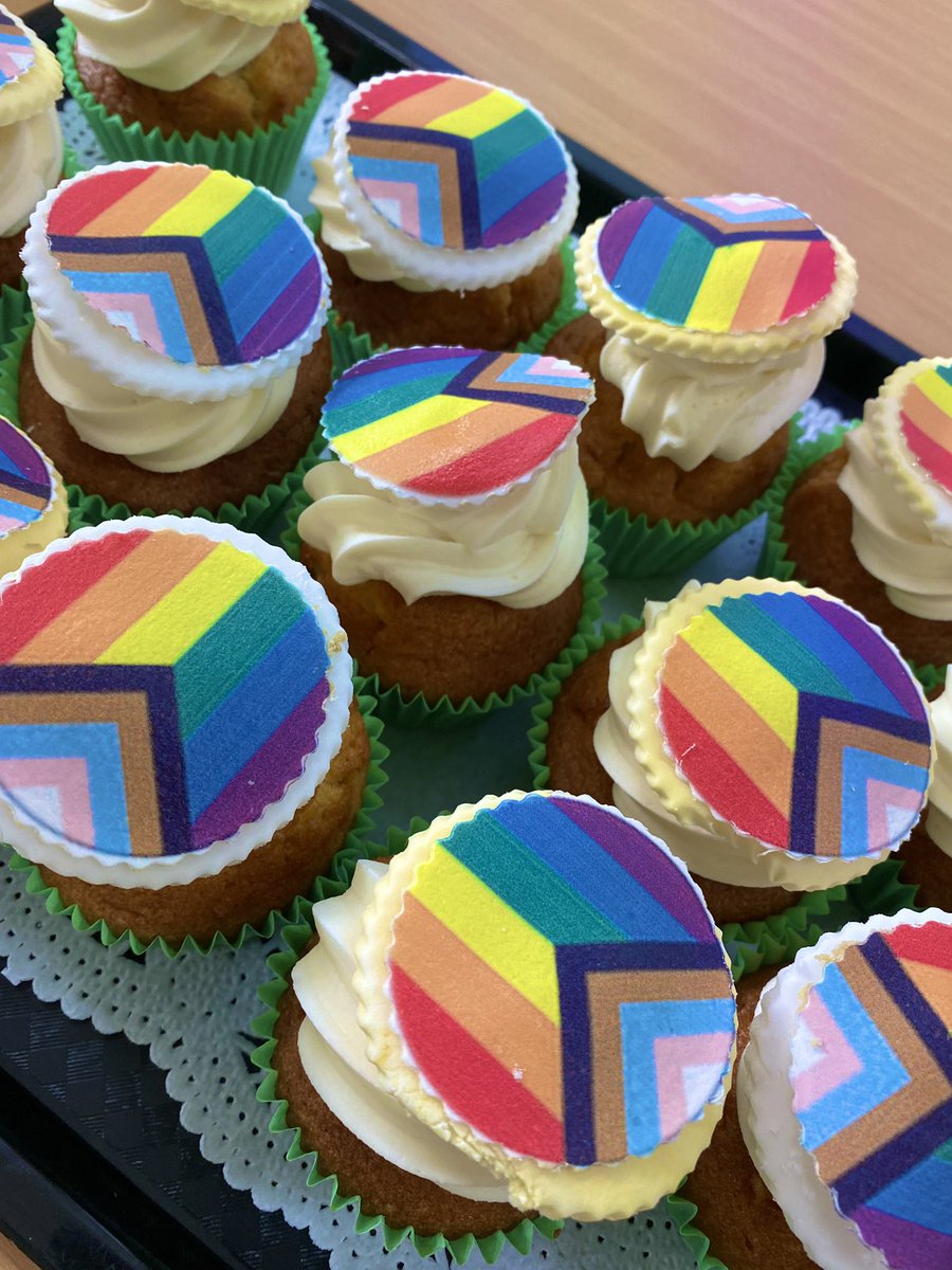 It was great to have a rainbow cupcake for breakfast! Thanks to my colleagues in @MICAthenaSWAN for organising a coffee morning for LGBTI+ staff as part of our newly formed network. @LMcIlrath @MICLimerick