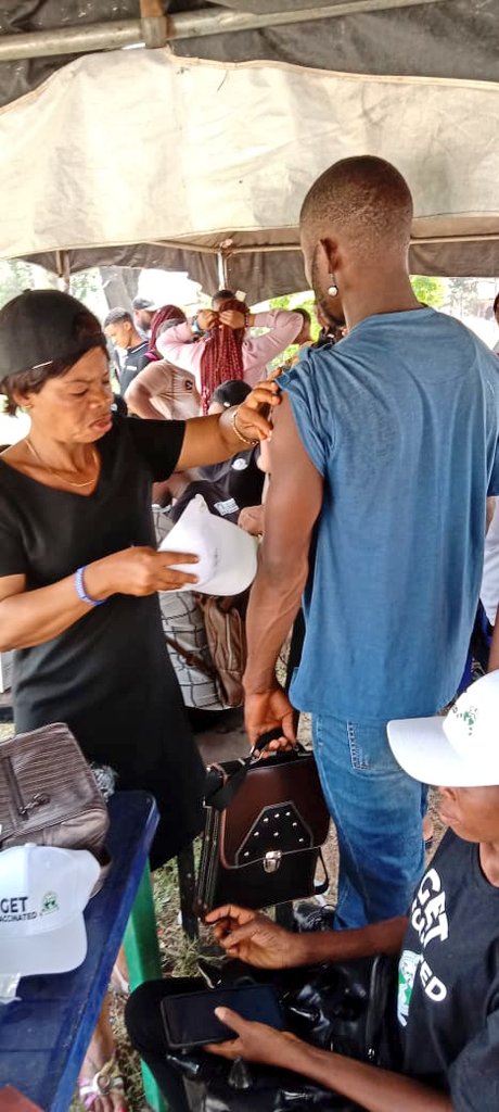 CDDWestAfrica's tweet photo. In its quest to improve and increase Vaccine uptake in Nigeria, CDD in partnership with the NPHCDA continue the 4th day of the vaccination exercise  in Nekede polytechnic as students, staff and citizens gets their Covid-19 Vaccines.

@HassanIdayat
@oaaigbe
#GetVaccinatedNigeria https://t.co/KYQDjPX65O