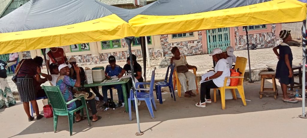 CDDWestAfrica's tweet photo. In its quest to improve and increase Vaccine uptake in Nigeria, CDD in partnership with the NPHCDA continue the 4th day of the vaccination exercise  in Nekede polytechnic as students, staff and citizens gets their Covid-19 Vaccines.

@HassanIdayat
@oaaigbe
#GetVaccinatedNigeria https://t.co/KYQDjPX65O