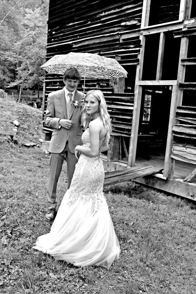 aagordonphotos's tweet image. Last weekend’s prom shoot was a pleasure. Check out some of these poses and details. #photography #photoshoot #promshoot #amazingaagphotography #compositionphotography #oldmill #waterfall #prom2022