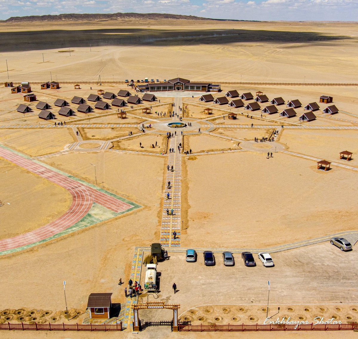 Дорноговьчууд шинээр барьсан хүүхдийн зусландаа 12000 ширхэг мод тарих ажлыг эхлүүллээ. Хажуудаа байх иргэдийн цэцэрлэгт хүрээлэнгийн худаг, дэд бүтцийг түшиглэн арчилж ургуулна. Тун удахгүй тус зуслангийн нээлт болно.