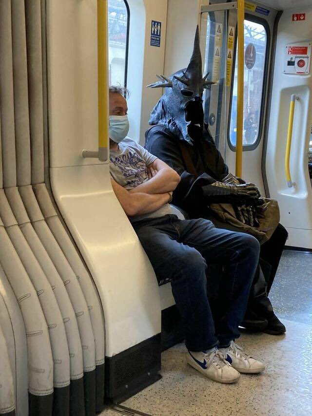 Goennjamin's tweet photo. Hexenkönig, wenn Sauron 9€ ticket gönnt https://t.co/FFMcDNNa7b