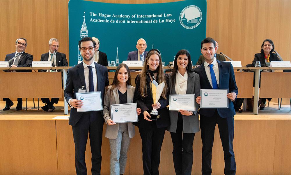 alumniUC3M's tweet photo. 🏆🙌Un equipo de estudiantes de la @uc3m ha ganado la competición #DayofCrisis, una certamen de #derechointernacional público y diplomacia que organiza la @HagueAcademy.
Enhorabuena a @carlosaldeadv, @LuisDome5, @nazaret_gt, María Palos y María Revert
Info
https://t.co/YwXxjFX2C3 https://t.co/UYhJ9nR9Yz