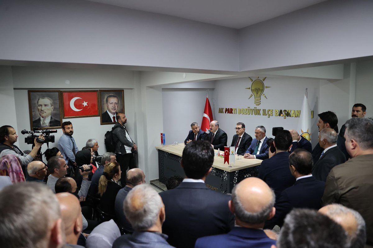 fatih_donmez's tweet photo. AK Parti Bozüyük İlçe Başkanlığımızda, @TCSanayi Bakanımız Sn. @varank ile birlikte AK davamıza gönül vermiş kardeşlerimizle buluştuk.

Önce ülkem, önce milletim diyerek Büyük ve Güçlü Türkiye için canla başla çalışan kardeşlerimizin heyecanına ortak olduk. https://t.co/7WTUd3X4Cc