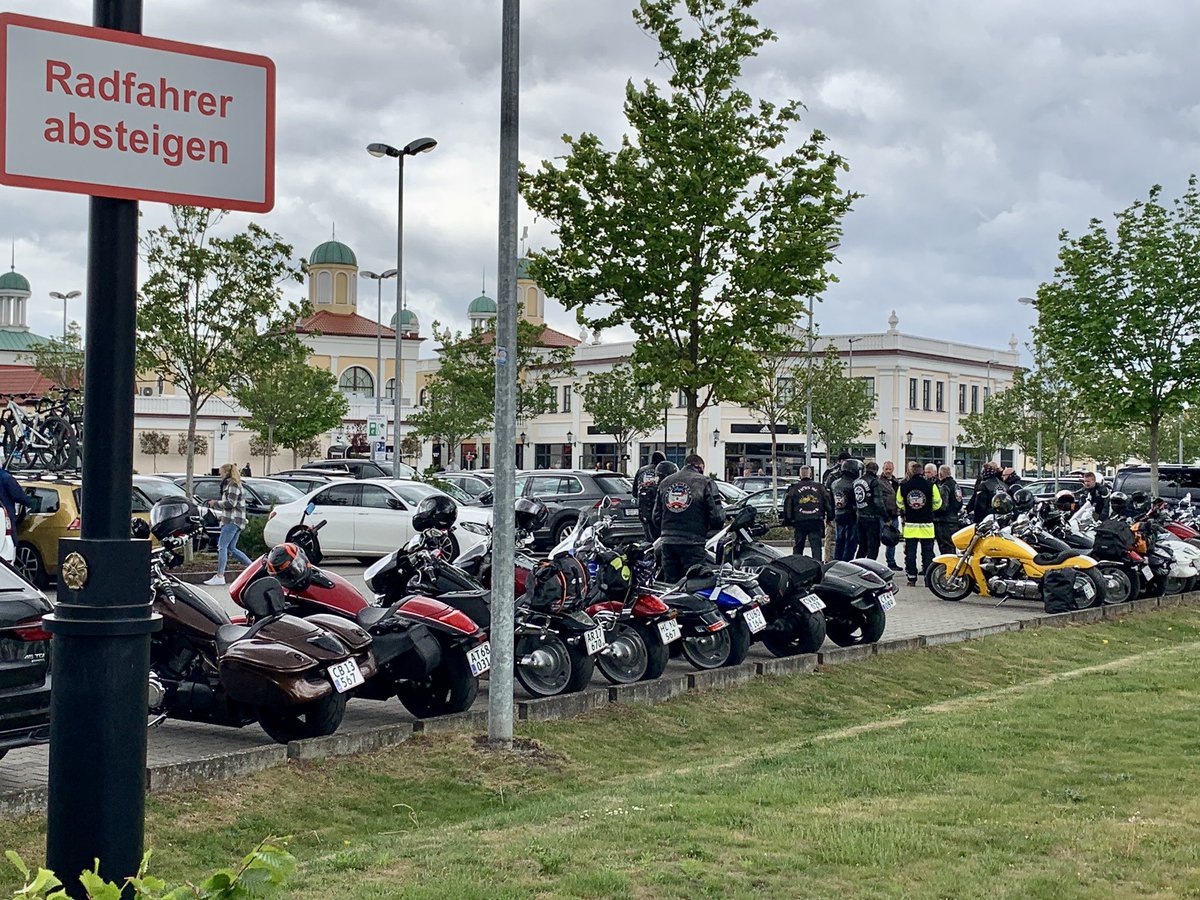 Quicky1's tweet image. Dänische #Biker vorm @Outlet Neumünster- gibs hier was in Leder?