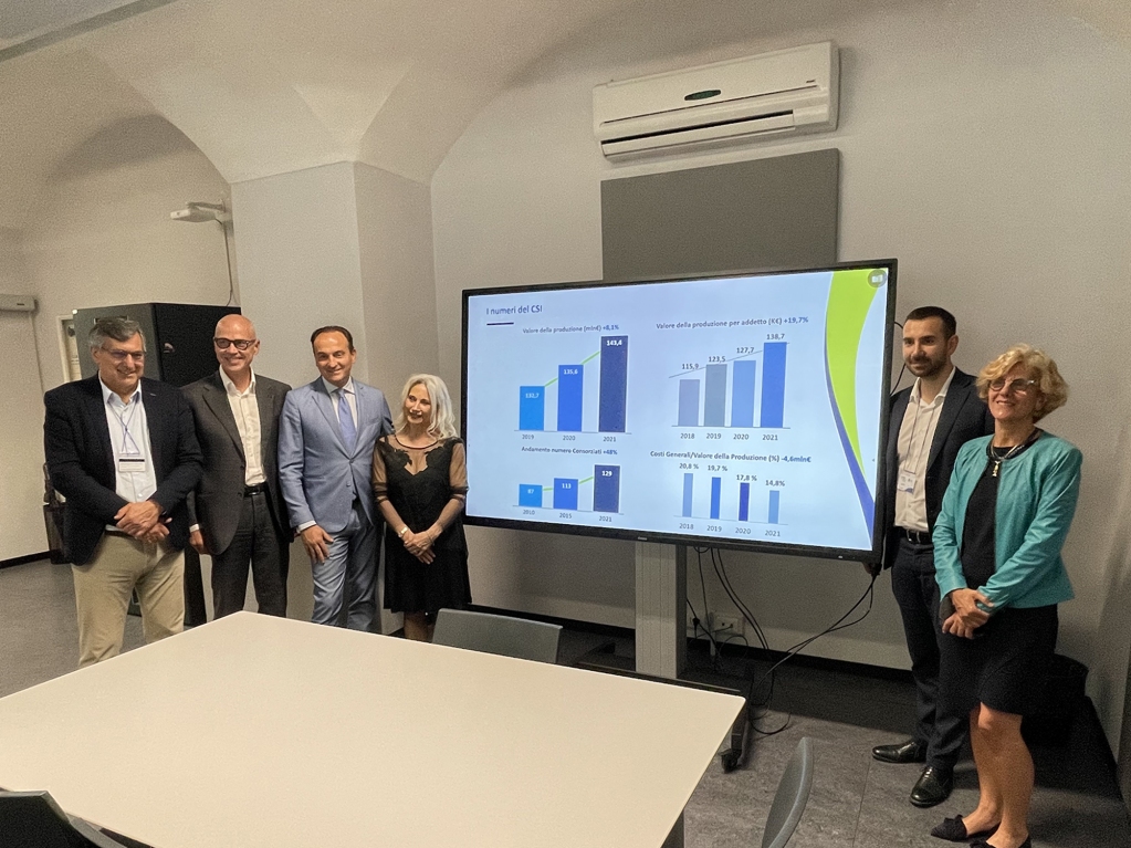 csipiemonte's tweet photo. Ieri in #CSI #Presidente della @regionepiemonte @Alberto_Cirio con  assessori #Icardi e @marnatiofficial ha ringraziato le persone che hanno lavorato al suo fianco contro il #Covid-19. Visita anche in #datacenter e #controlroom del CSI #nuovoCSI #yourdigitalpartner @PietroPacini https://t.co/ePngsFqzfQ