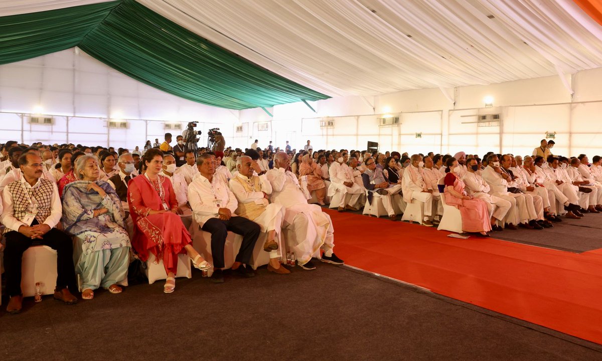 IYC's tweet photo. Congress President Smt. Sonia Gandhi, Shri @RahulGandhi and senior Congress leaders &amp; members from across the nation at the 'Nav Sankalp Chintan Shivir - 2022'.

#NavSankalpShivir https://t.co/hFQkahxfo0
