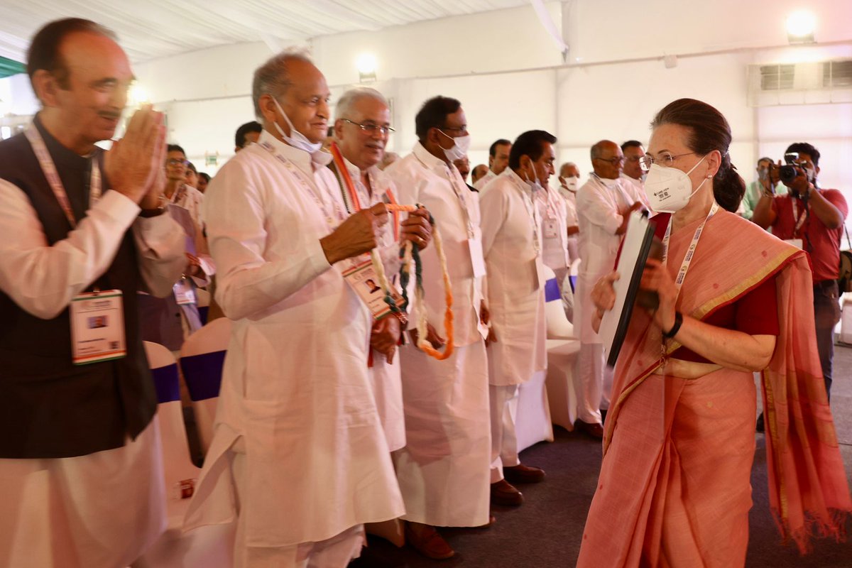 IYC's tweet photo. Congress President Smt. Sonia Gandhi, Shri @RahulGandhi and senior Congress leaders &amp; members from across the nation at the 'Nav Sankalp Chintan Shivir - 2022'.

#NavSankalpShivir https://t.co/hFQkahxfo0