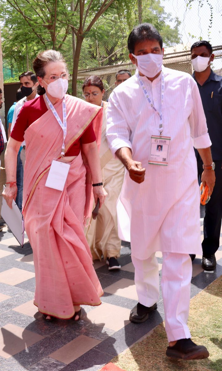 IYC's tweet photo. Congress President Smt. Sonia Gandhi, Shri @RahulGandhi and senior Congress leaders &amp; members from across the nation at the 'Nav Sankalp Chintan Shivir - 2022'.

#NavSankalpShivir https://t.co/hFQkahxfo0