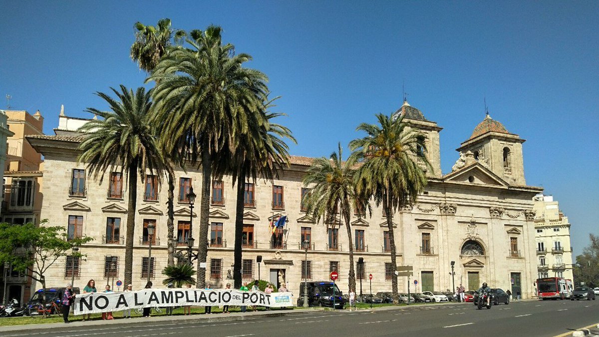 Hem interposat una demanda per a que el Ministeri per a la Transició Ecològica suspenga tots els actes administratius que poden fer avançar el projecte d'ampliació del port i el de la nova terminal de creuers, mentre estan oberts els processos judicials #NoAmpliacióPort