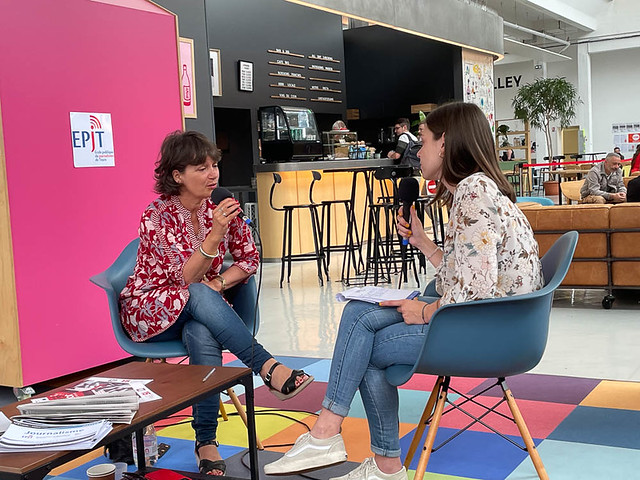 La journaliste Manon Loizeau, spécialiste de la Russie a notamment couvert les guerres de Tchétchénie et de Géorgie. Avec <a href="/MrndCharlotte/">Charlotte Morand</a> elle revient sur son expérience et parle de son prochain projet : documenter les crimes de guerre en Ukraine.
#AJTOURS 
cutt.ly/iHdJsXt