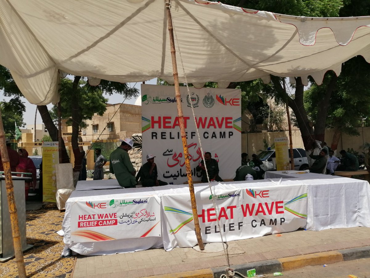 UrbanPlannerNED's tweet photo. I'm on a field visit today & found a #HeatWave #ReliefCamp at #ShaheenComplex.
I asked with them a glass of #water. They said, "Water is not available now"
I didn't find a #Doctor at camp. Volunteers are holding spray guns only😭
#Giants
👇👇👇
@OfficialSwit @KElectricPk @NEPRA5 https://t.co/65FRkMGws1