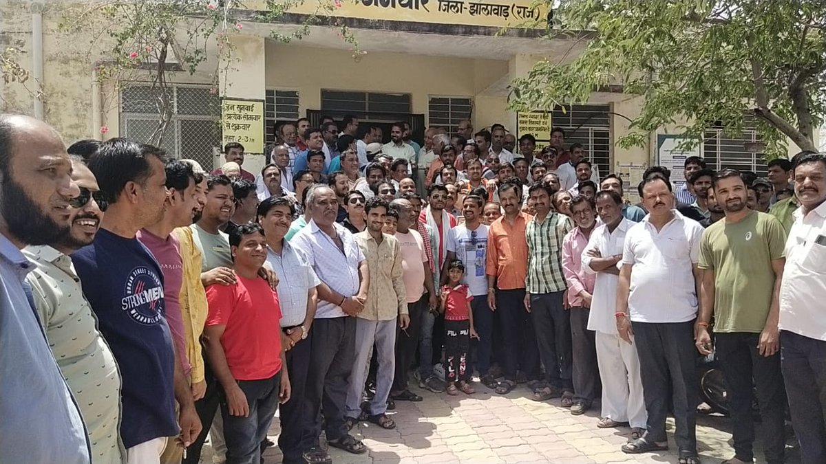 BhaskarNews2's tweet photo. @drmkota @DmJhalawar
#चौमहला:रेलवे फाटक 32 पर अंडरपास निर्माण को लेकर नगरहित संघर्ष समिति के नेतृत्व में समस्त व्यापार व सामाजिक संगठन  सेकड़ो लोगो द्वारा वाहन रैली रूप में जाकर SDM ऑफिस पर जन नगरहित मे जिला कलेक्टर के नाम दिया ज्ञापन,प्रस्तावित अंडरपास ही बनाने की मांग# https://t.co/oYzWZ0f2FG