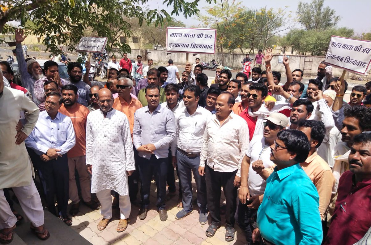 BhaskarNews2's tweet photo. @drmkota @DmJhalawar
#चौमहला:रेलवे फाटक 32 पर अंडरपास निर्माण को लेकर नगरहित संघर्ष समिति के नेतृत्व में समस्त व्यापार व सामाजिक संगठन  सेकड़ो लोगो द्वारा वाहन रैली रूप में जाकर SDM ऑफिस पर जन नगरहित मे जिला कलेक्टर के नाम दिया ज्ञापन,प्रस्तावित अंडरपास ही बनाने की मांग# https://t.co/oYzWZ0f2FG