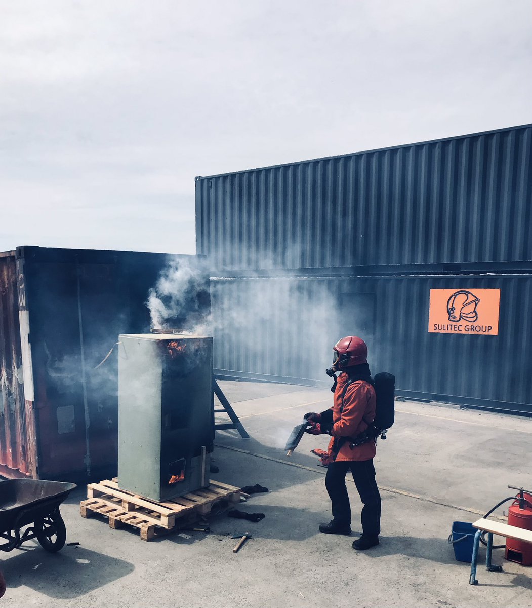 APaschana's tweet photo. Premières journées de FMPA pour les formateurs incendie du @SDIS59 :
✅ Création d’APP pour  la refonte des contenus de formation pour nos chefs d’agrès tout engin, 
✅ Présentation du nouveau simulateur pour la prise en main prévue bientôt.

Les projets vont bon train ! https://t.co/2icqbF6T1p
