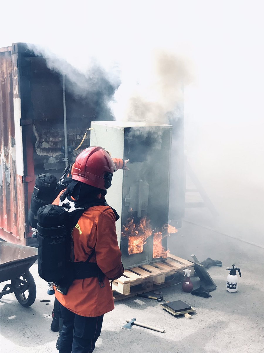 APaschana's tweet photo. Premières journées de FMPA pour les formateurs incendie du @SDIS59 :
✅ Création d’APP pour  la refonte des contenus de formation pour nos chefs d’agrès tout engin, 
✅ Présentation du nouveau simulateur pour la prise en main prévue bientôt.

Les projets vont bon train ! https://t.co/2icqbF6T1p