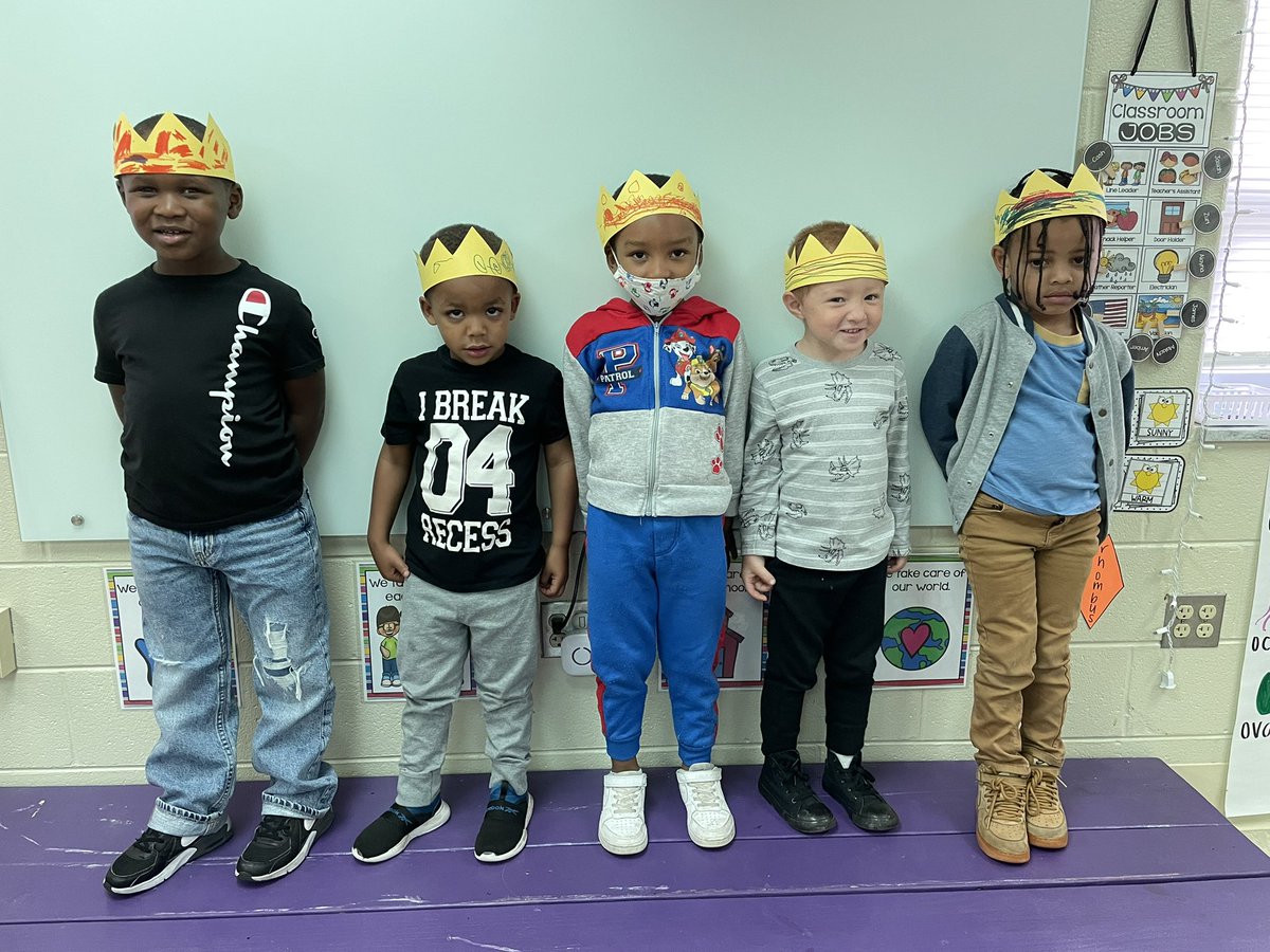 MsParm1's tweet photo. K is for kings — the boys got to go first all day! 👑 #ABCCountdownToSummer https://t.co/fT5oqWVsjq