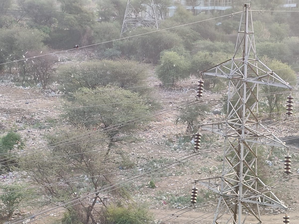 raisk07's tweet photo. @AnkitSGoel @MCManesar @mdhsiidc @hsiidc @SwachhBharatGov @cmohry @CommissionerMCG @PMOIndia Panaromic view of garbage dumping ground in green belt area. It spreads in 8-10 acre of land. https://t.co/mZj7SElfkf