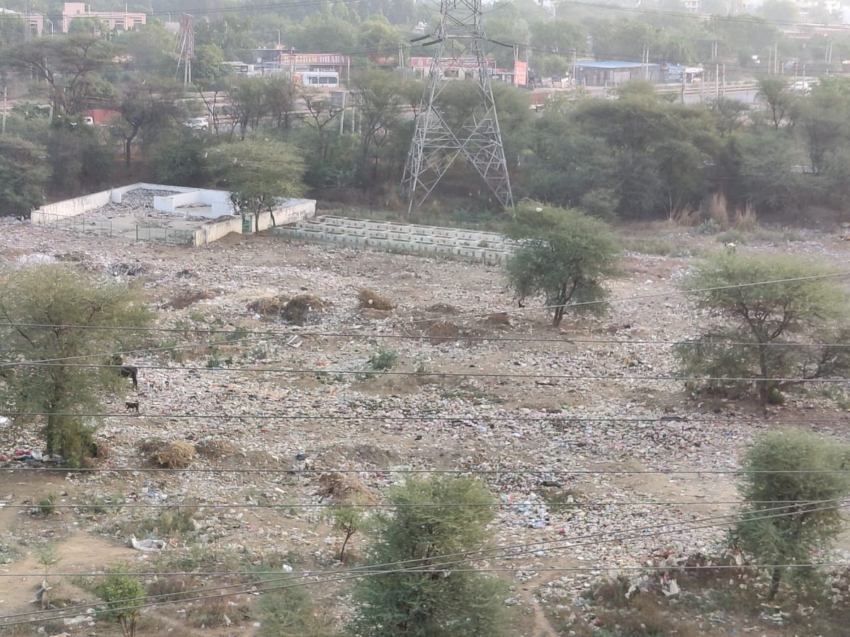 raisk07's tweet photo. @AnkitSGoel @MCManesar @mdhsiidc @hsiidc @SwachhBharatGov @cmohry @CommissionerMCG @PMOIndia Panaromic view of garbage dumping ground in green belt area. It spreads in 8-10 acre of land. https://t.co/mZj7SElfkf