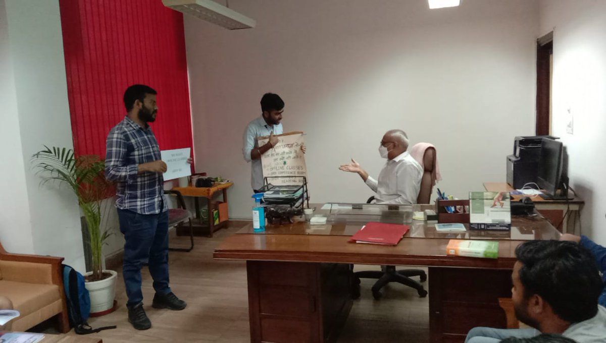 Govindjnu's tweet image. हठी, असंवेदनशील, अयोग्य, बेसुध, भावहीन जितने भी नकारात्मक शब्द है जेएनयू के SIS डीन पर शोभा देते है। न इनके जूनियर चेयरपर्सन इनकी सुनते है न इनके सीनियर VC.
#NoMoreOnlineClasses
#OpenConferenceRoom
@Sri_Kondapalli @JNU_official_50