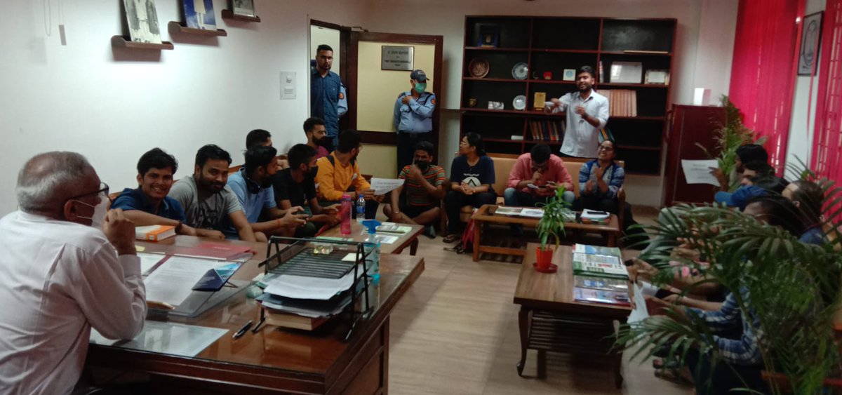 Govindjnu's tweet image. हठी, असंवेदनशील, अयोग्य, बेसुध, भावहीन जितने भी नकारात्मक शब्द है जेएनयू के SIS डीन पर शोभा देते है। न इनके जूनियर चेयरपर्सन इनकी सुनते है न इनके सीनियर VC.
#NoMoreOnlineClasses
#OpenConferenceRoom
@Sri_Kondapalli @JNU_official_50