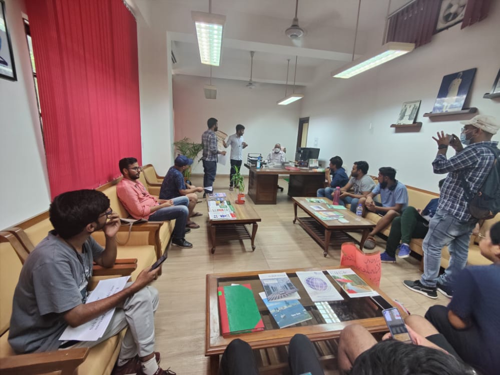 Govindjnu's tweet image. हठी, असंवेदनशील, अयोग्य, बेसुध, भावहीन जितने भी नकारात्मक शब्द है जेएनयू के SIS डीन पर शोभा देते है। न इनके जूनियर चेयरपर्सन इनकी सुनते है न इनके सीनियर VC.
#NoMoreOnlineClasses
#OpenConferenceRoom
@Sri_Kondapalli @JNU_official_50