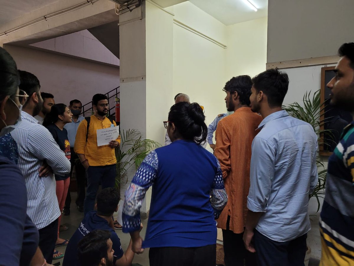 Govindjnu's tweet image. हठी, असंवेदनशील, अयोग्य, बेसुध, भावहीन जितने भी नकारात्मक शब्द है जेएनयू के SIS डीन पर शोभा देते है। न इनके जूनियर चेयरपर्सन इनकी सुनते है न इनके सीनियर VC.
#NoMoreOnlineClasses
#OpenConferenceRoom
@Sri_Kondapalli @JNU_official_50