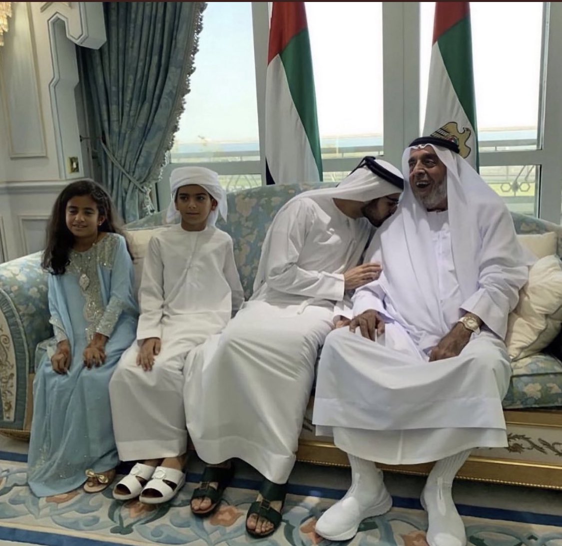 Aljneibi_E's tweet photo. ﴿ رَوحٌ ورَيحَانٌ وجَنَّةُ نَعِيمْ ﴾
 #خليفه_بن_زايد https://t.co/gcS5U1njxQ